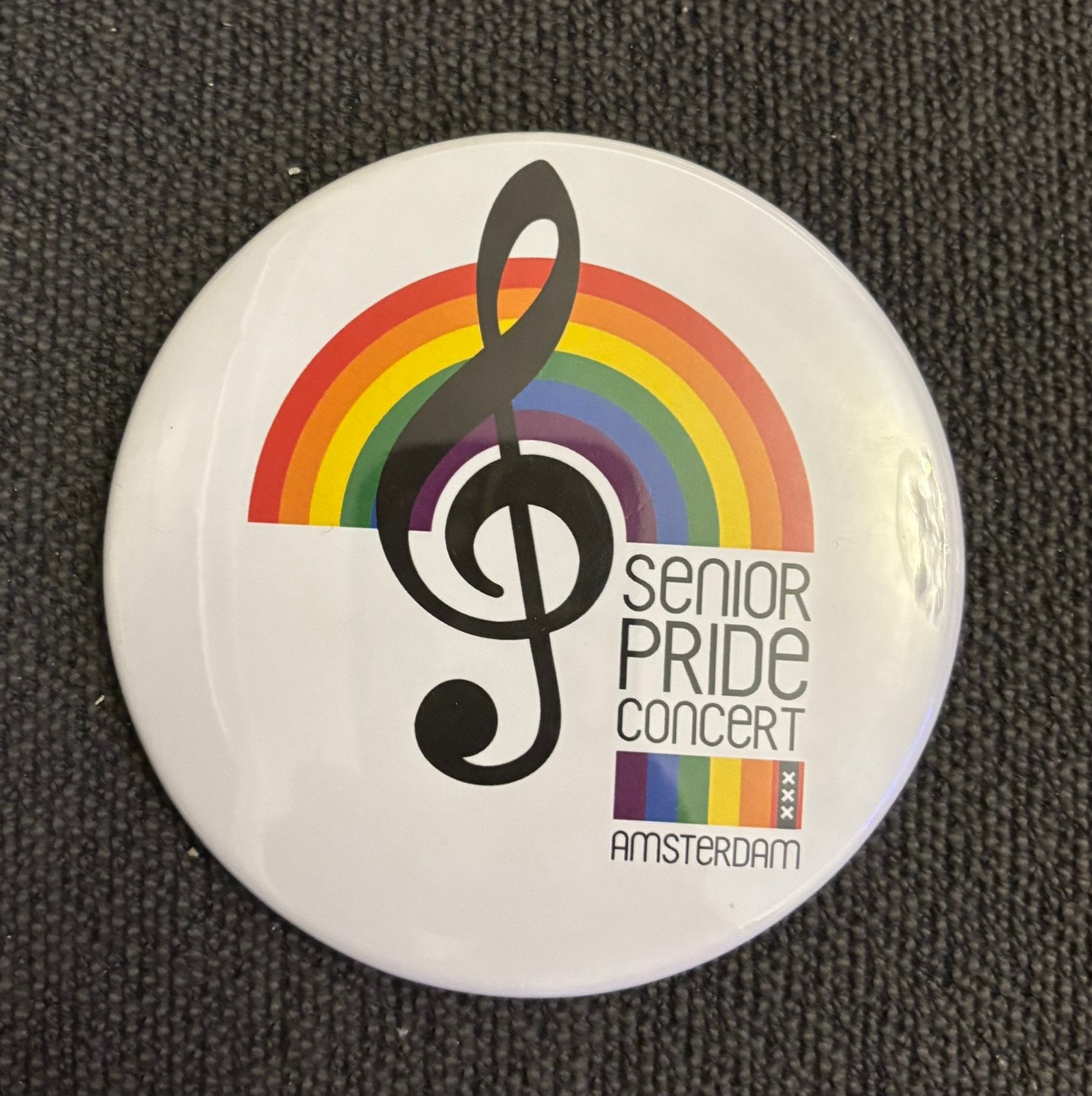 Senior Pride Concert Amsterdam – Large 10cm Pride Badge, Overige materialen, Overige kleuren, Nieuw, Ophalen of Verzenden