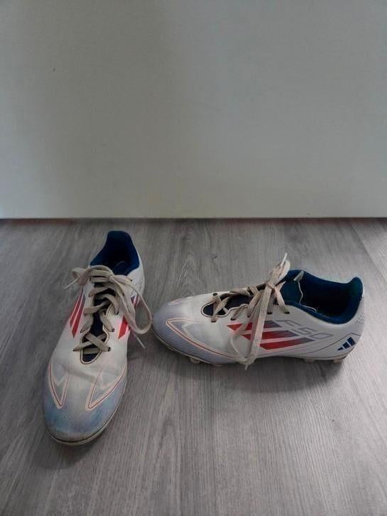 Adidas F50 voetbalschoenen maat 35,5, Ophalen of Verzenden, Zo goed als nieuw, Schoenen
