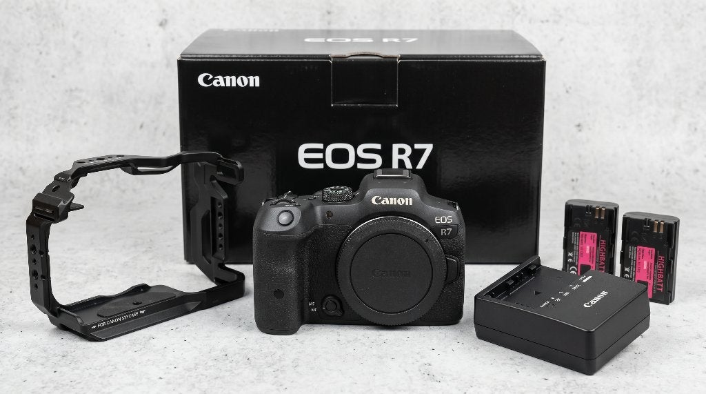 Canon EOS R7 met Tilta Cage, 3 accu's en lader, Audio, Tv en Foto, Fotocamera's Digitaal, Spiegelreflex, Canon, Ophalen of Verzenden