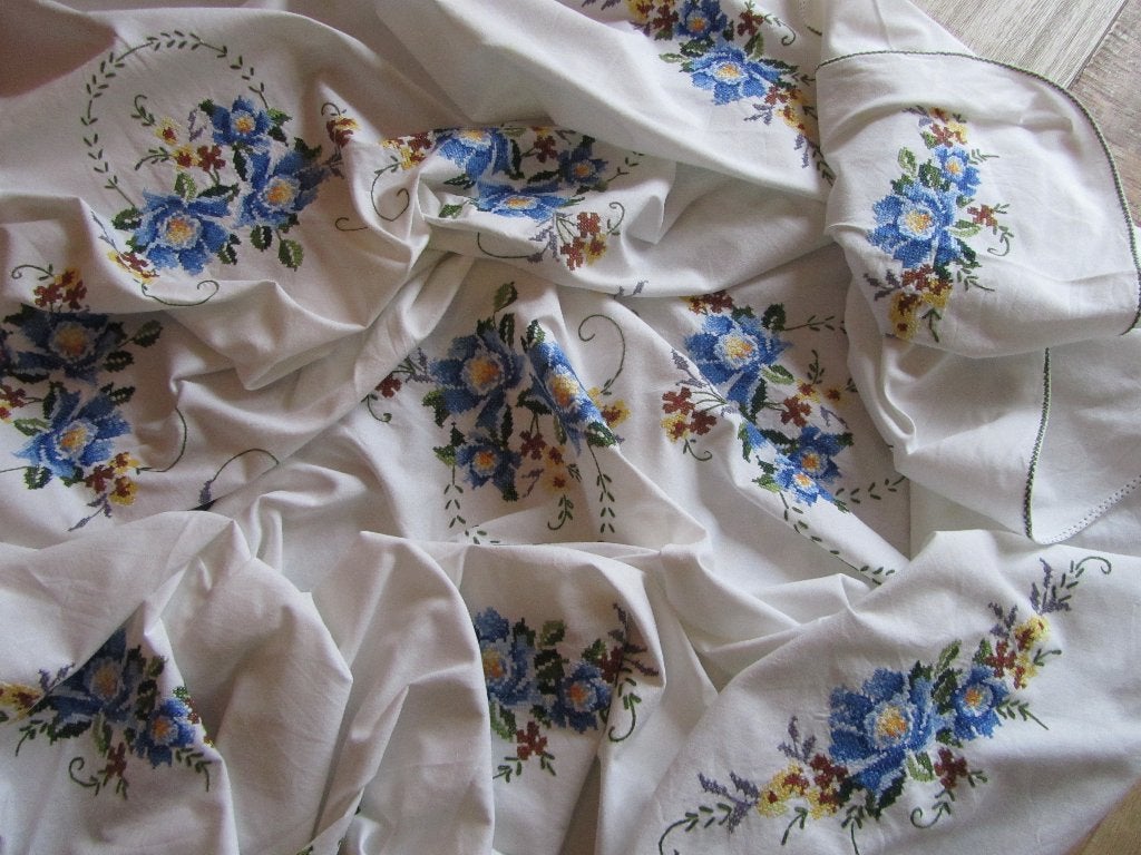 Tafelkleed geborduurd met blauwe bloemen rond tafelkleed, Huis en Inrichting, Rond, Zo goed als nieuw, Katoen, Wit