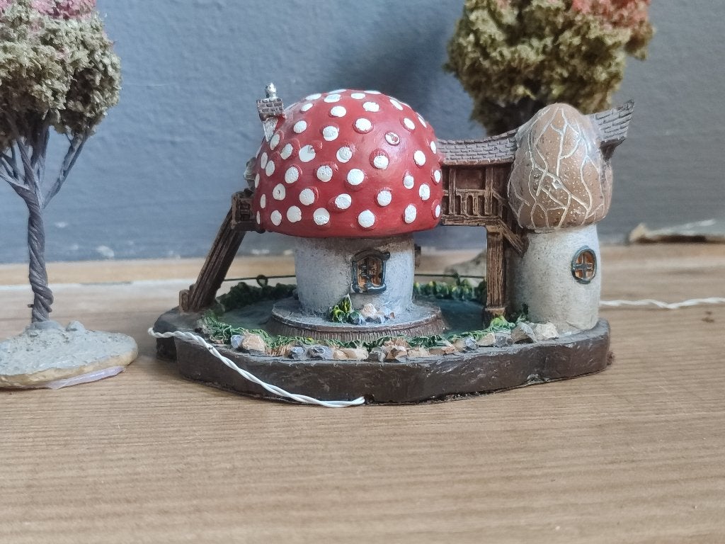 Verlicht kabouterdorp huisje en verlichte trollenkoning, Ophalen of Verzenden, Zo goed als nieuw, Beeldje of Poppetje