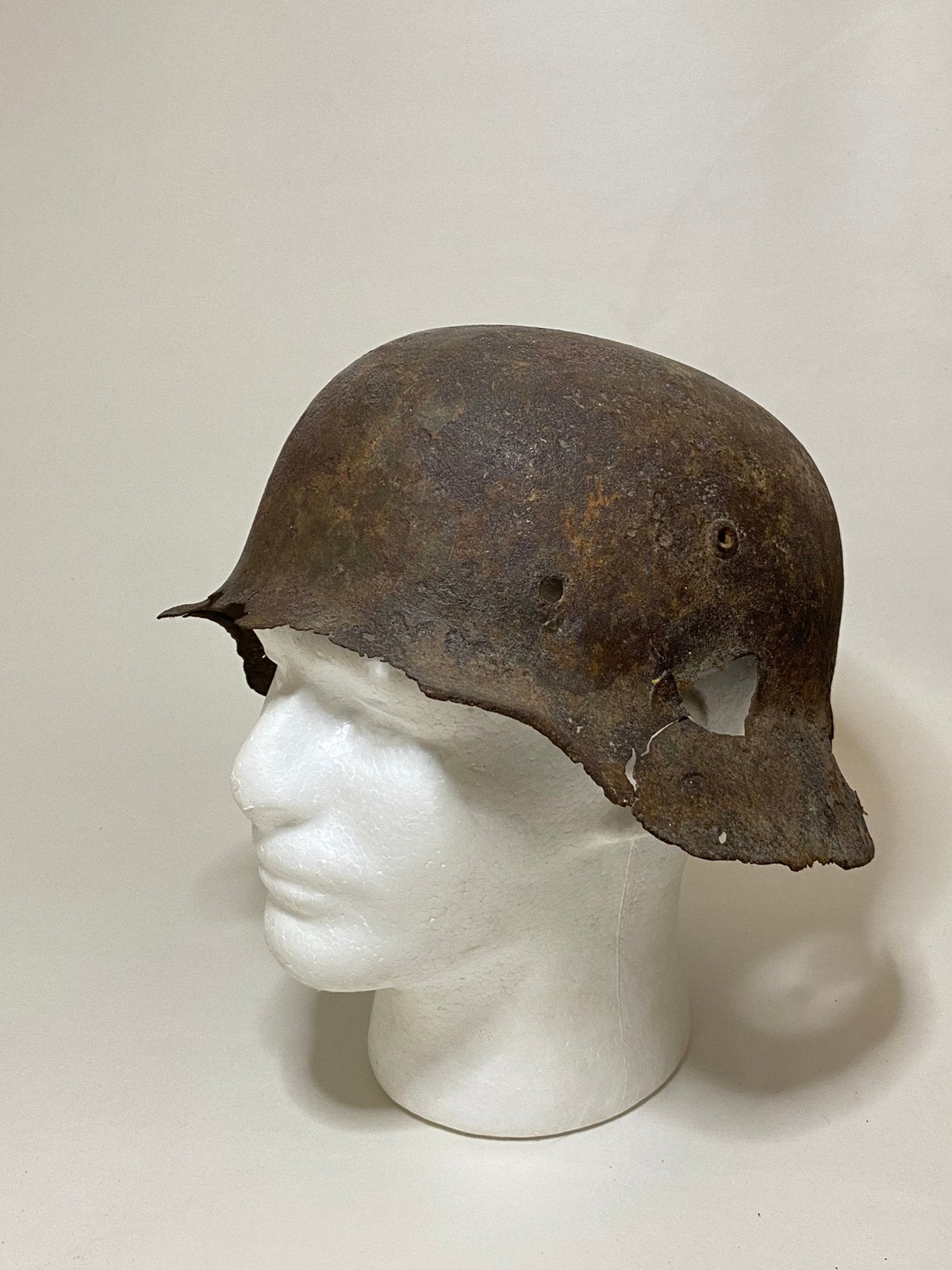 Bovo m35 helm battledamage, Verzamelen, Militaria | Tweede Wereldoorlog, Ophalen of Verzenden, Landmacht, Duitsland, Helm of Baret