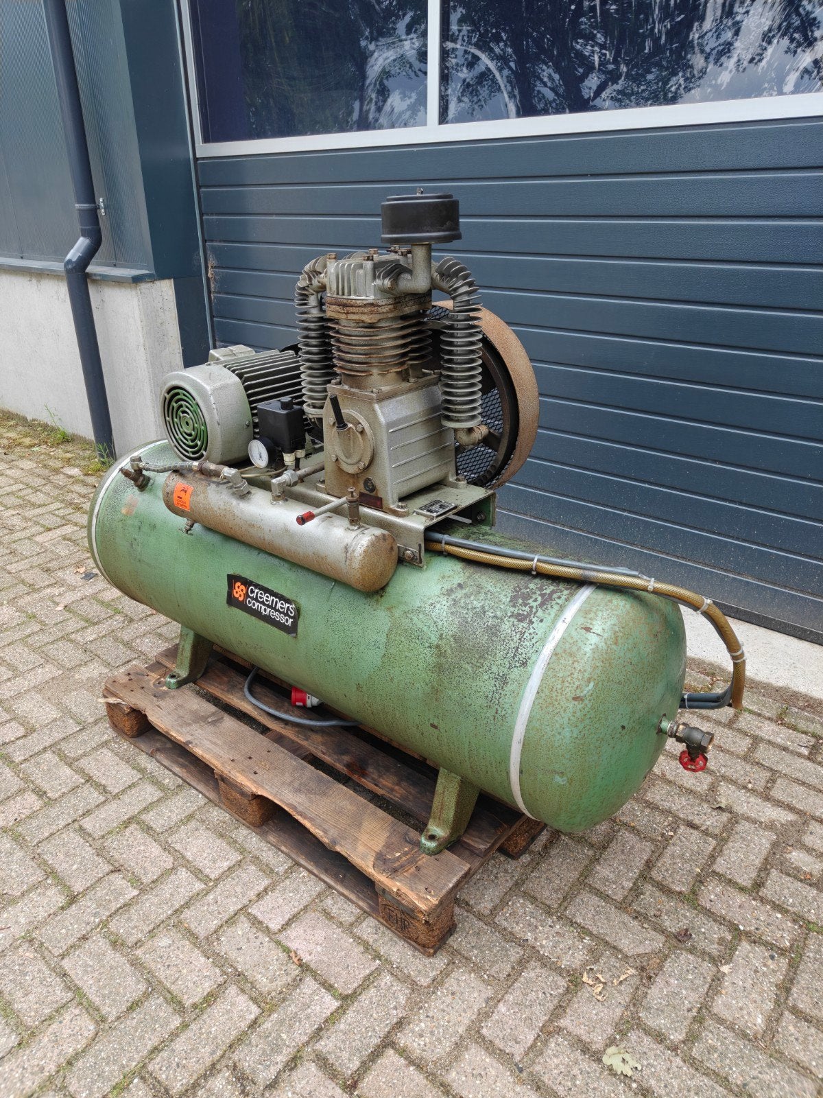 Creemers compressor 4kw 565L/min 15 Bar, Ophalen, Gebruikt, 400 tot 800 liter/min, 10 bar of meer