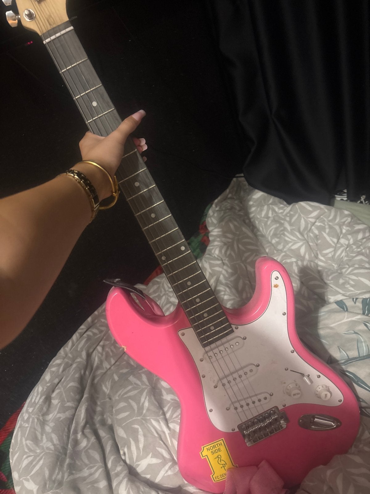 Roze elektrische gitaar - Ideaal voor beginners!, Muziek en Instrumenten, Snaarinstrumenten | Gitaren | Elektrisch, Ophalen, Gebruikt