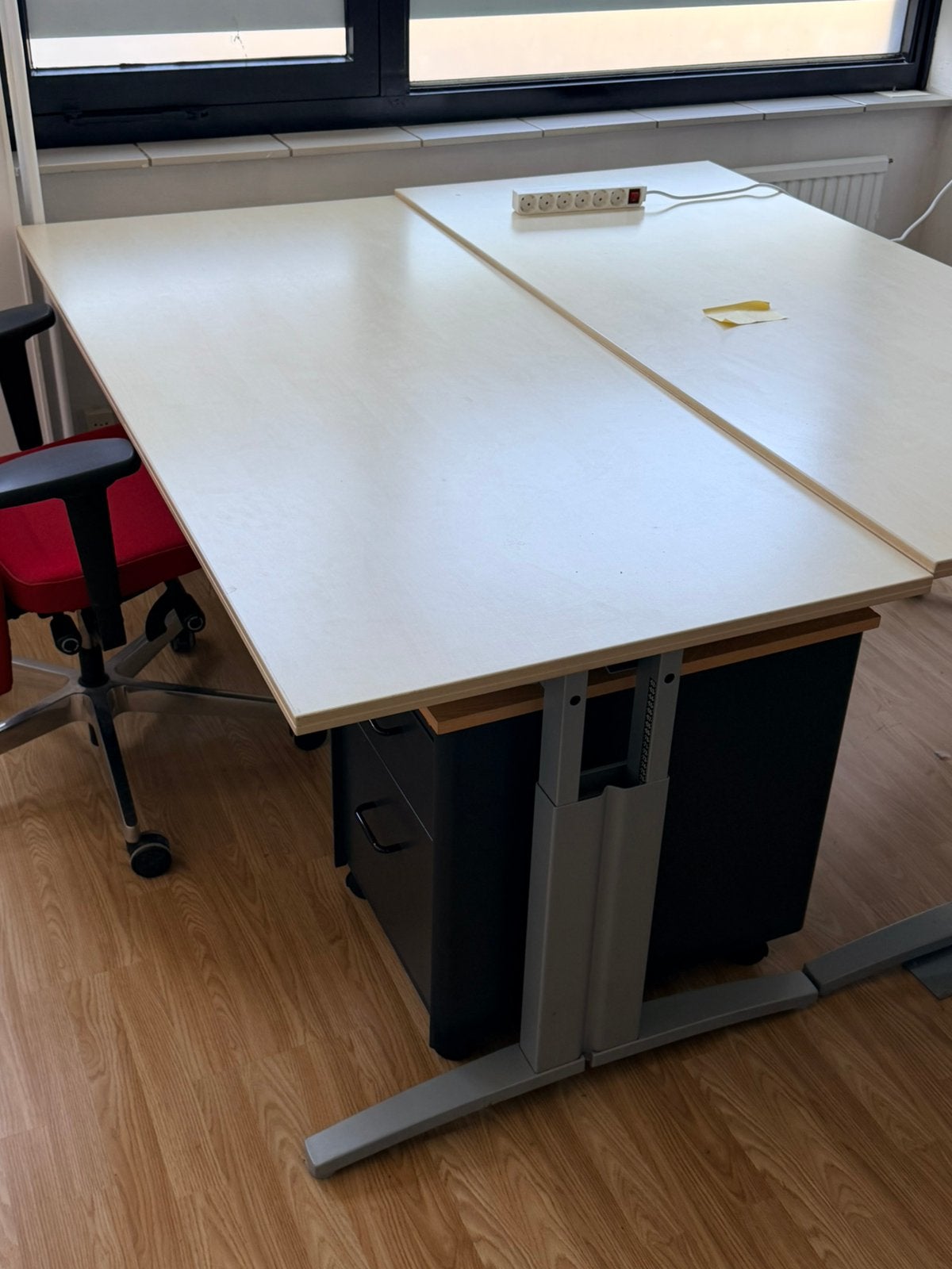 In hoogte verstelbaar bureau – 180  80 cm – €109 p/st, Doe-het-zelf en Verbouw, Tekentafels, Ophalen of Verzenden, Zo goed als nieuw