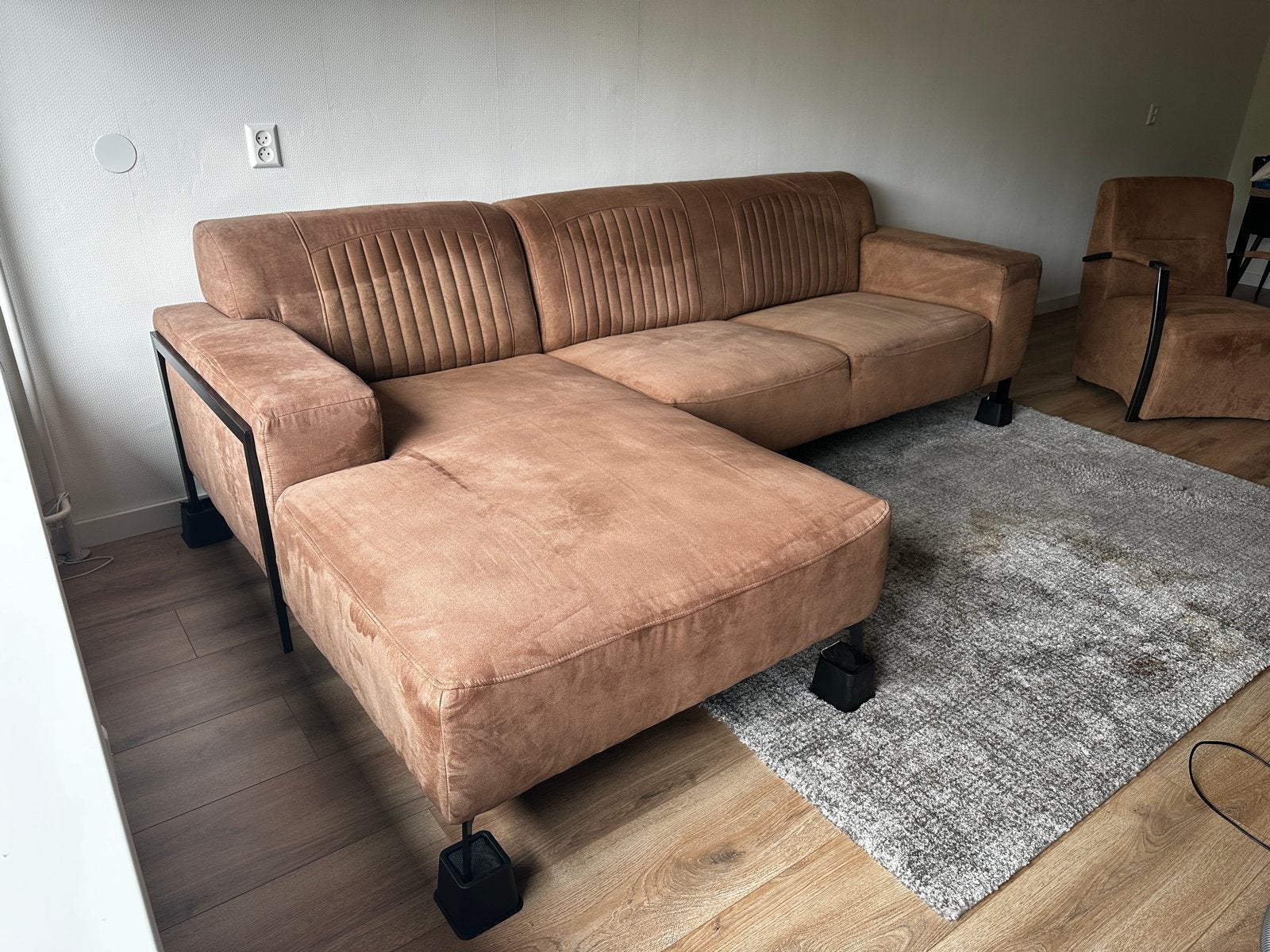 Bellagio Hoekbank met Longchair - camel/cognac suedine, Ophalen, 250 tot 300 cm, Gebruikt, Hoekbank