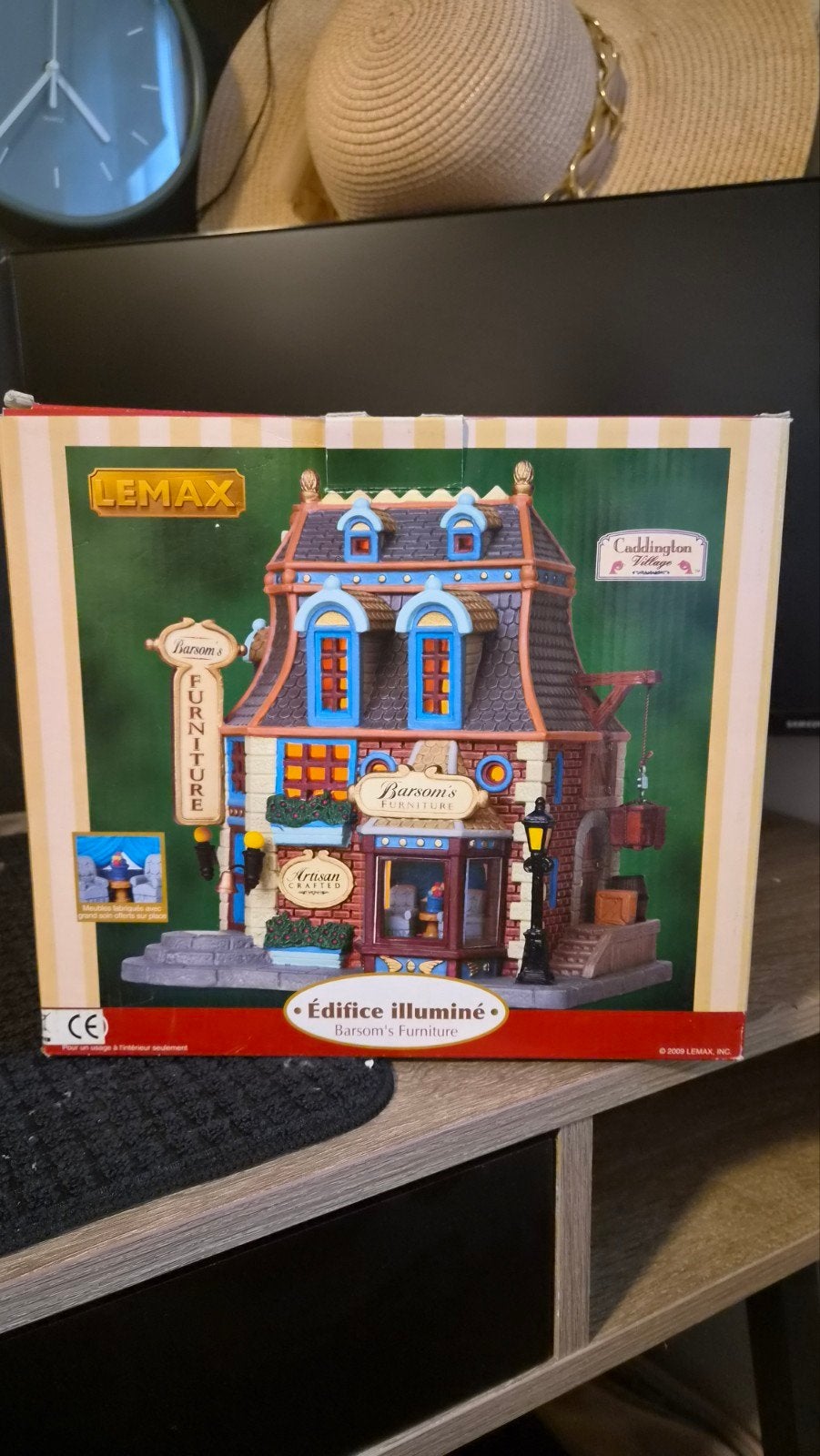 Lemax Barson’s Furniture #35821 – Caddington Village – Kerst, Ophalen of Verzenden, Gebruikt
