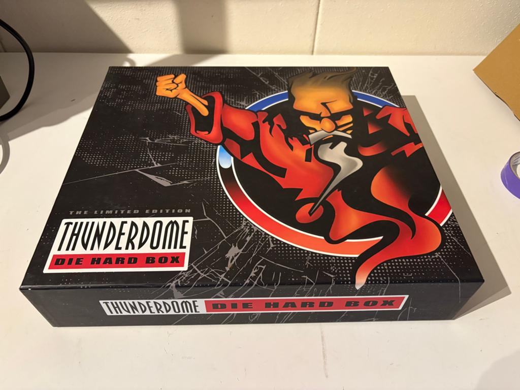 Thunderdome Die Hard Box - Limited Edition - leeg, Ophalen of Verzenden, Zo goed als nieuw, Techno of Trance, Boxset