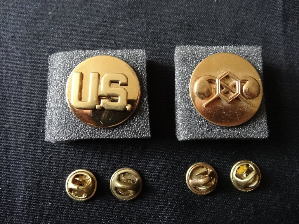 US Army Collar Discs Chemical, Verzamelen, Militaria | Tweede Wereldoorlog, Ophalen of Verzenden, Landmacht, Amerika, Embleem of Badge