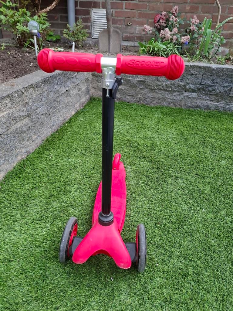 Rode kinderstep met drie wielen, Ophalen