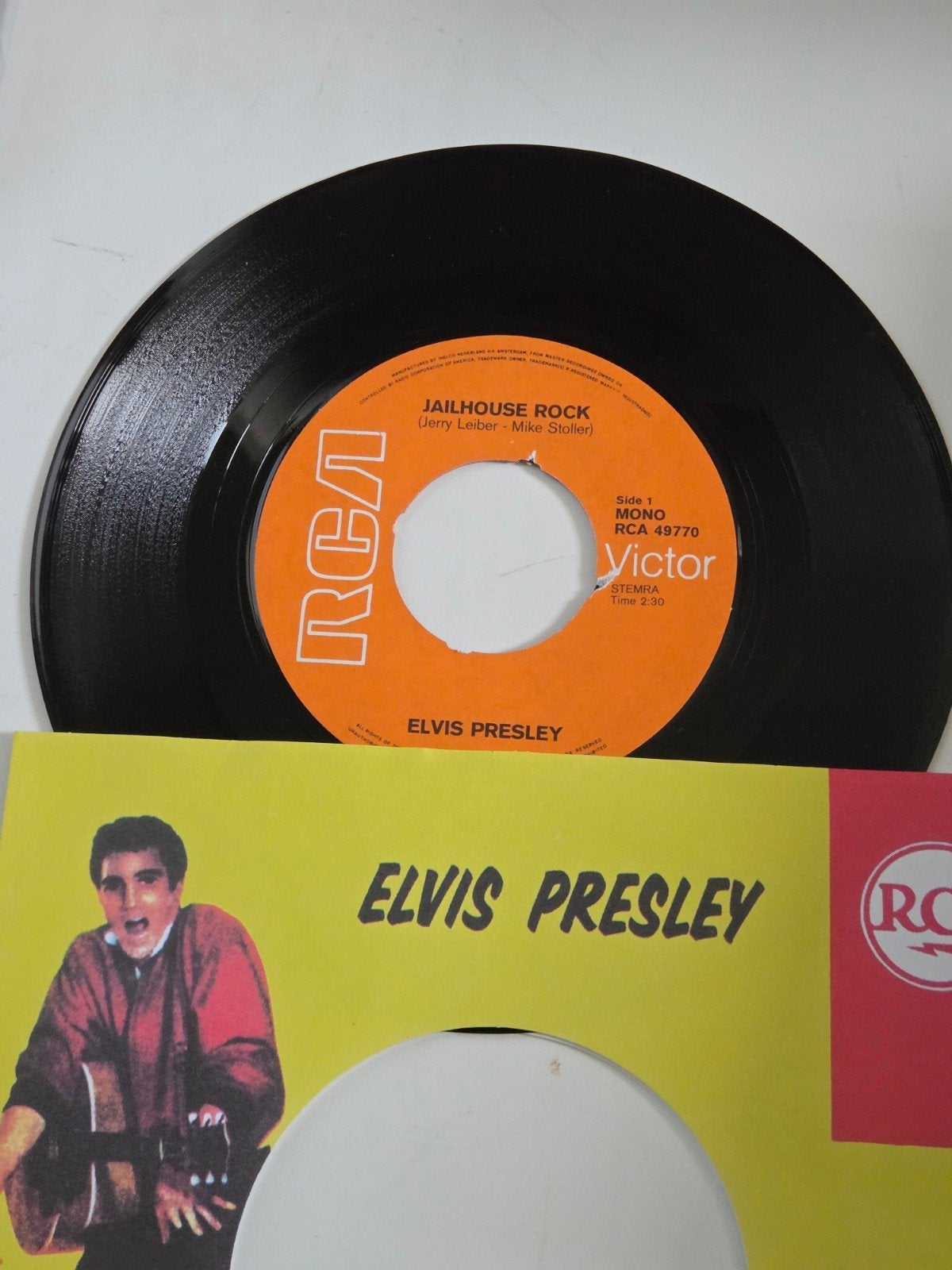 Elvis Presley - Jailhouse Rock / Treat Me Nice 7 inch vinyl, Cd's en Dvd's, Gebruikt, Fotohoes, 7 inch, Ophalen of Verzenden