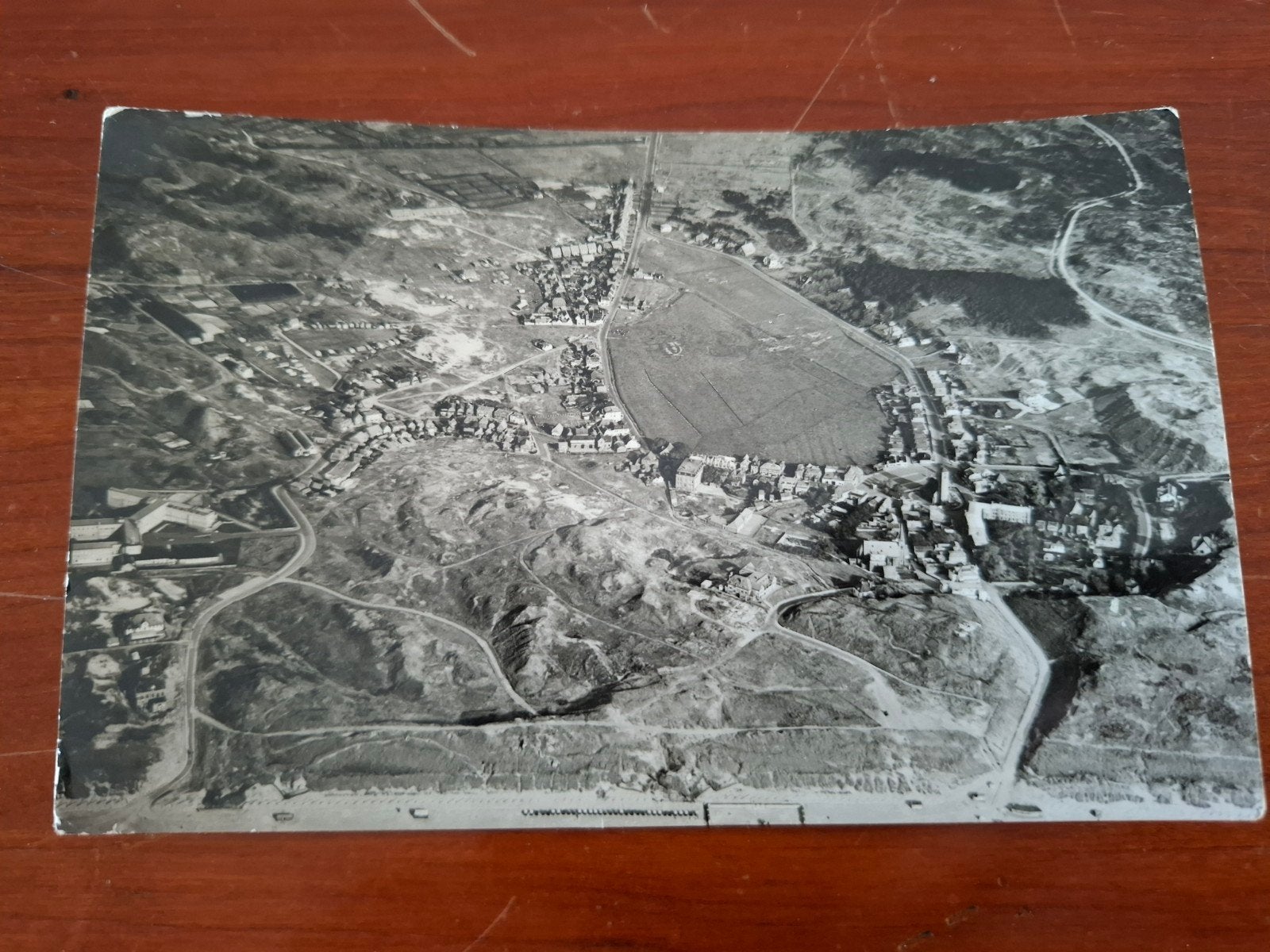 Zeldzame luchtfoto van kustplaats met duinen, KLM, Verzamelen, Natuur, Foto, Ophalen of Verzenden, Zo goed als nieuw