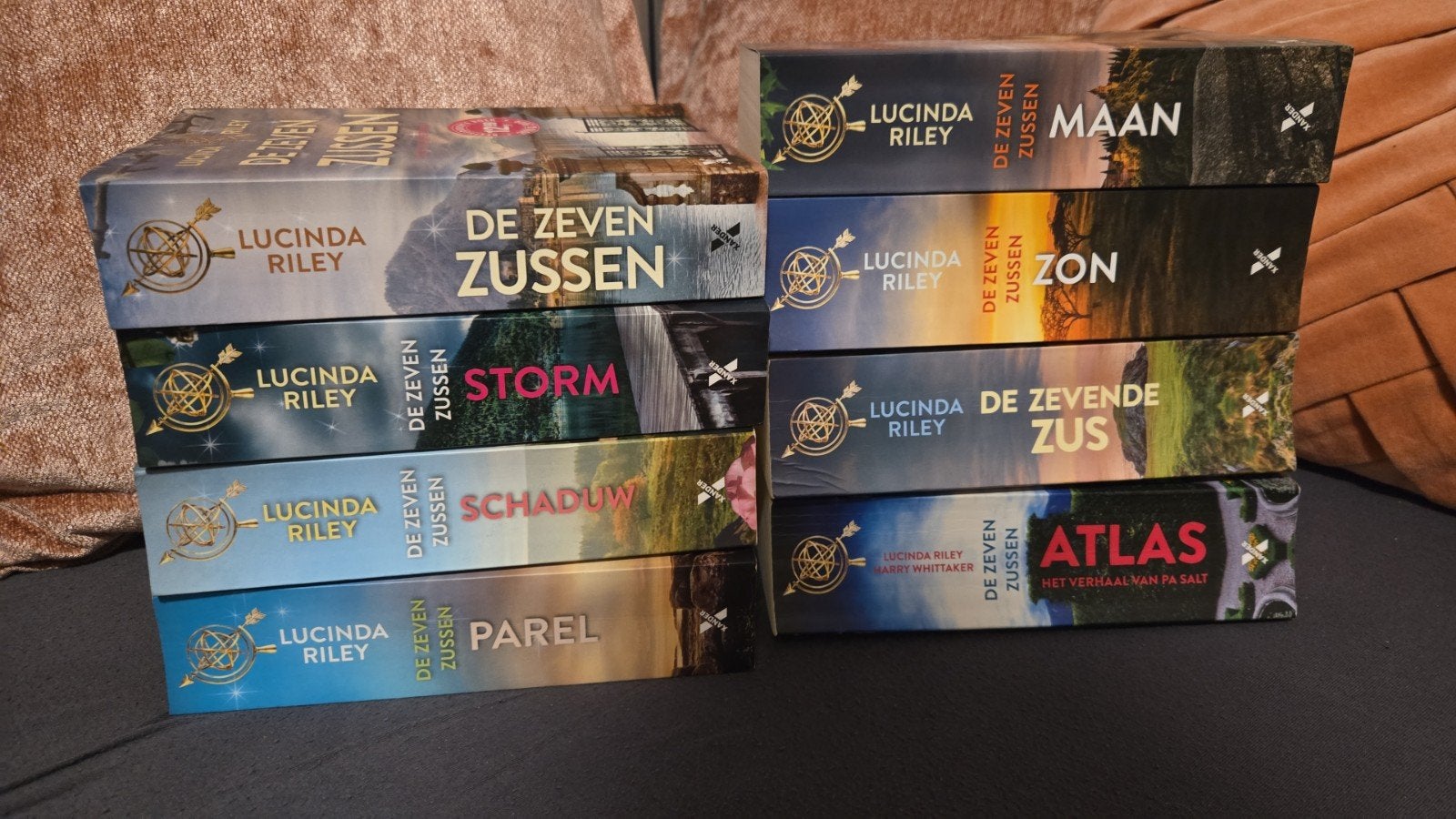 De Zeven Zussen – Lucinda Riley incl Atlas, Ophalen, Zo goed als nieuw