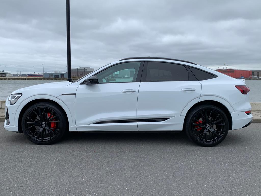 Audi e-tron 55 Quattro-Head Up-B&O-Opendak-Luchtvering-, Auto's, Audi, Automaat, 131 €/maand, 1800 kg, Zwart