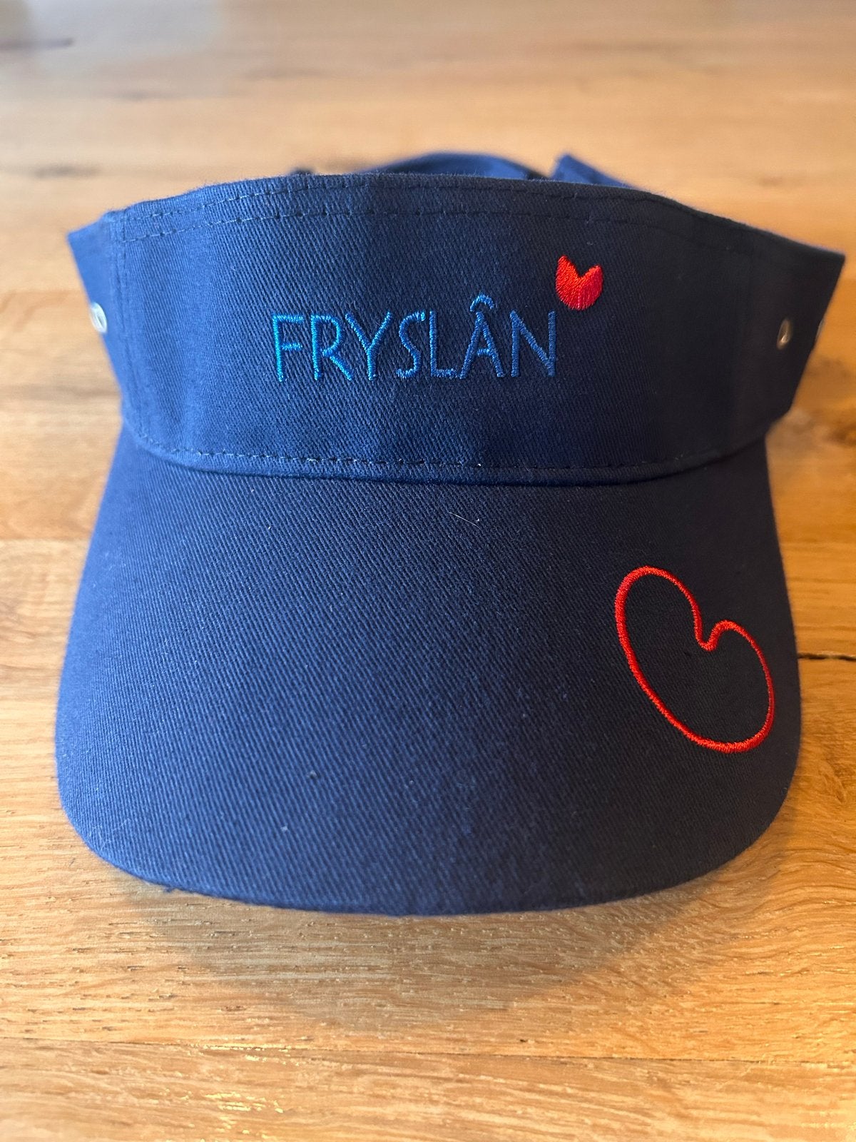 Zonneklep Fryslân met pompeblêd - Friesland verkleedspullen, Ophalen of Verzenden, Nieuw, One size fits all, Pet