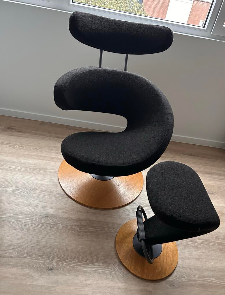 Stokke (Variér) Peel fauteuil met hocker, zwart, Huis en Inrichting, Fauteuils, Ophalen, Zo goed als nieuw, Hout, 75 tot 100 cm