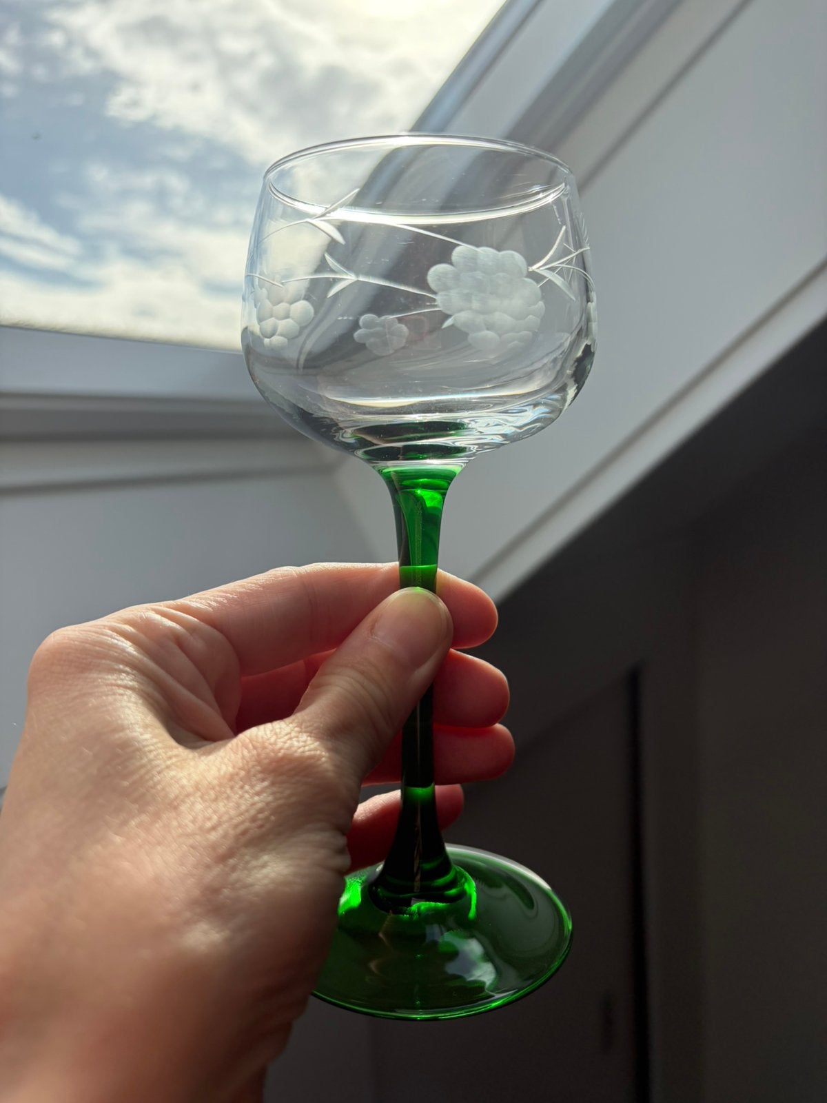 2 Luminarc Elzas wijnglazen groene voet druivenmotief, Ophalen of Verzenden, Zo goed als nieuw, Overige typen