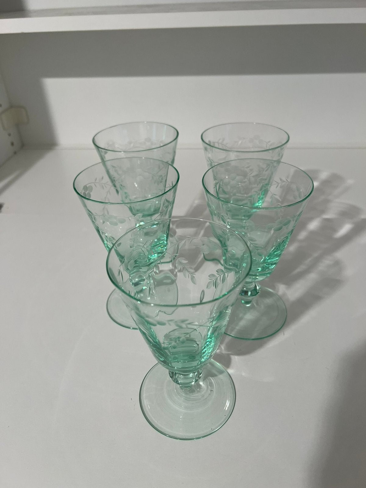 Set van 5 Groene Uraniumglas Glazen met Bloemmotief, Ophalen