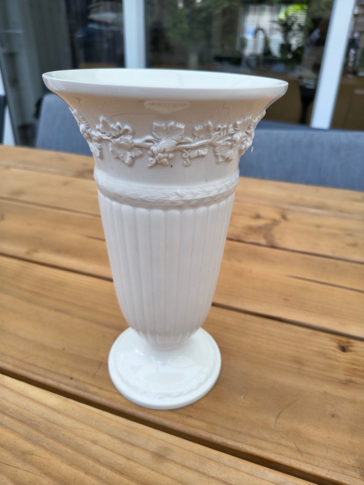 Wedgwood Vaas Crèmekleurig met Druivenrank - 1972, Ophalen of Verzenden