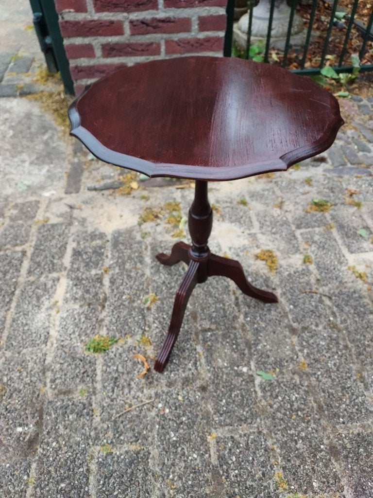 Donker noten wijntafel met rond geschulpt blad., Ophalen of Verzenden