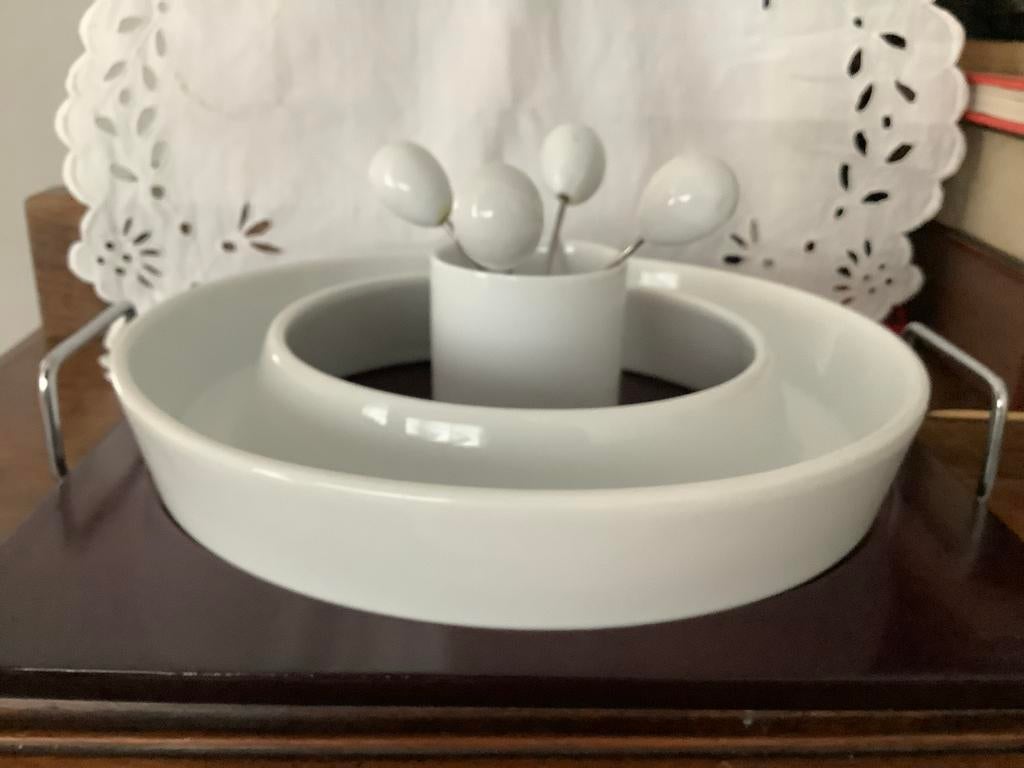 Olijvenschaal met prikkers, Huis en Inrichting, Keuken | Servies, Ophalen of Verzenden, Overige stijlen, Aardewerk, Schaal of Schalen