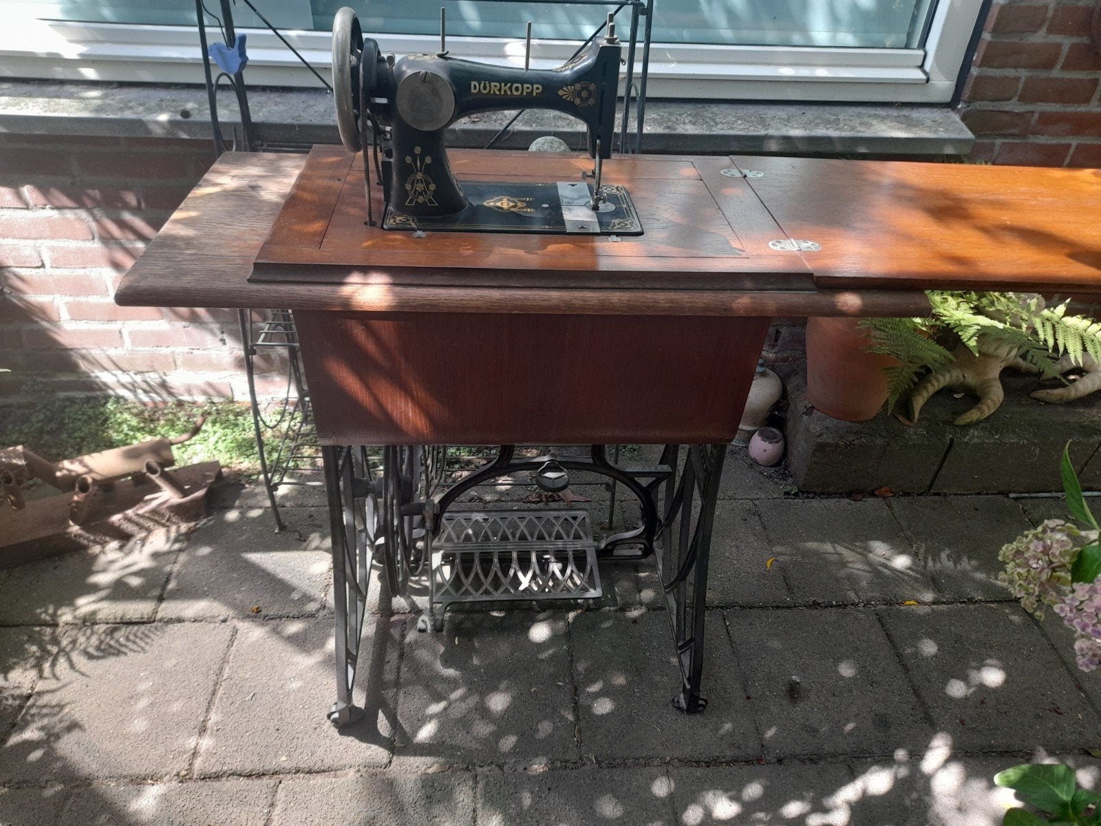 Oude trapnaaimachine Durkopp. Naaimachine., Ophalen