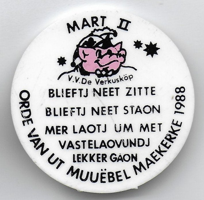 Button VV DE VÊRKUSKÖP Carnavalsclub in Weert1998, Verzamelen, Speldjes, Pins en Buttons, Ophalen of Verzenden, Zo goed als nieuw
