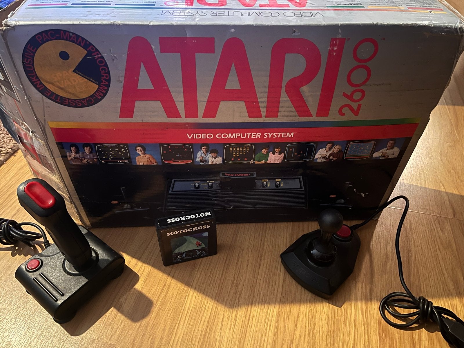 Atari 2600 met doos en game, Spelcomputers en Games, Ophalen of Verzenden, Gebruikt, Met games, Met 3 controllers of meer