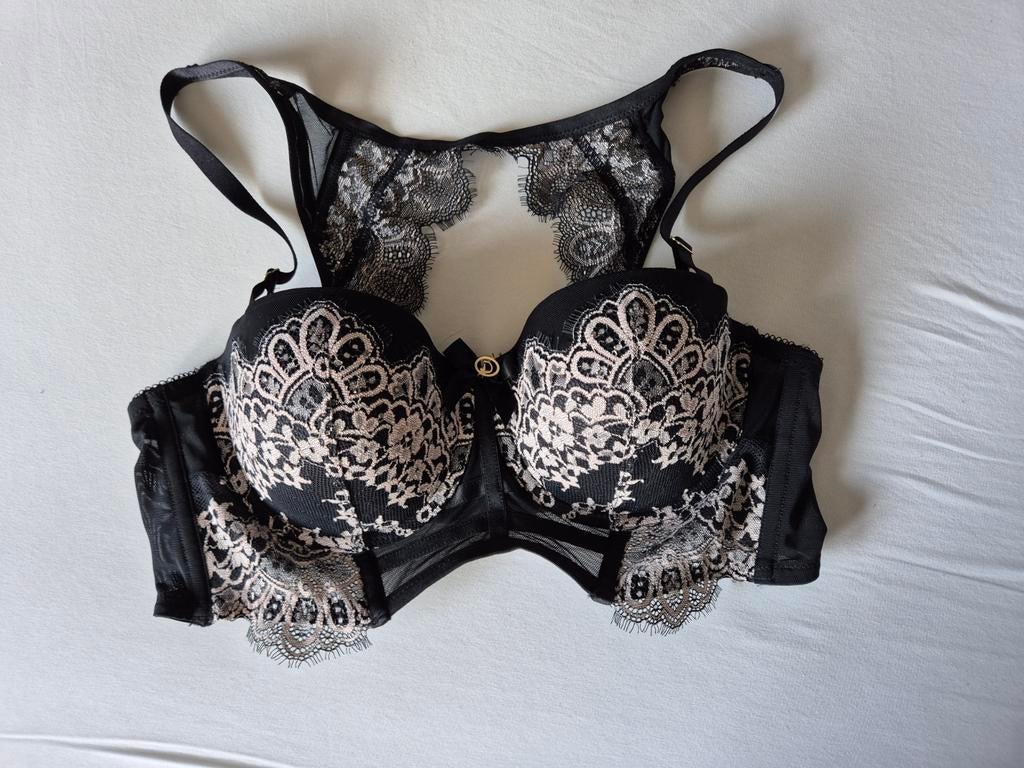 Hunkemöller Zwarte kanten BH met roze borduursels, maat 85D, Hunkemöller, Ophalen of Verzenden, Zwart, BH