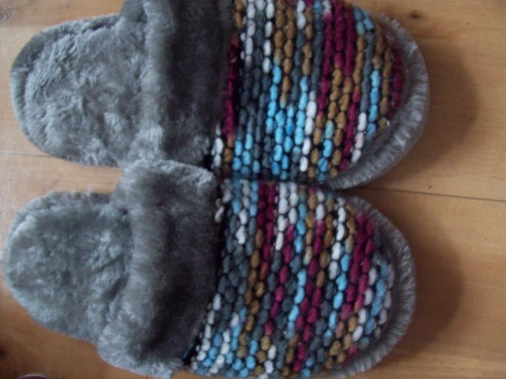 Pantoffels gebreid en fluffy  41 Nieuw, Kleding | Dames, Overige kleuren, Kruidvat, Ophalen of Verzenden, Zo goed als nieuw