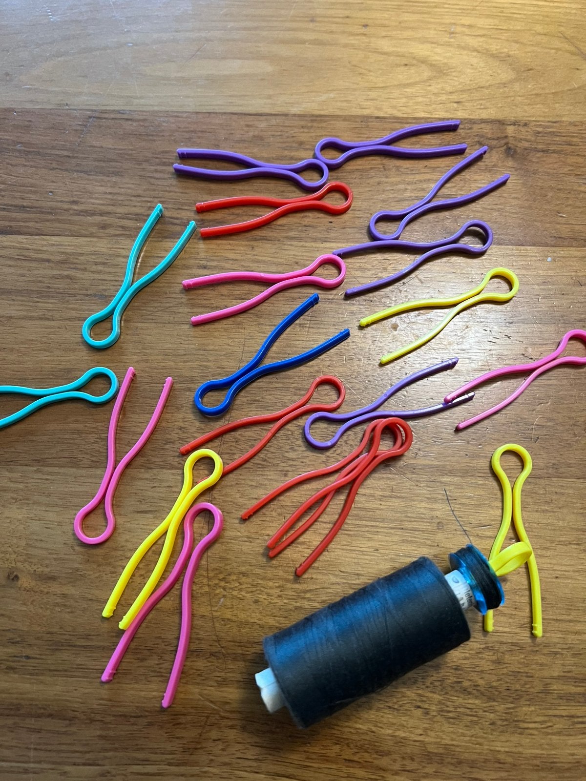 25 Spoelklemmen voor Naaimachinespoeltjes en Garen, Ophalen of Verzenden, Nieuw, Overige typen