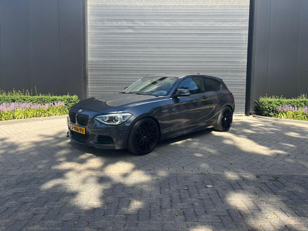 BMW M135i | 320pk+ | Downpipe | RWD | motor (N55), Auto's, BMW, Achterwielaandrijving, 320 pk, 1415 kg, 75 €/maand