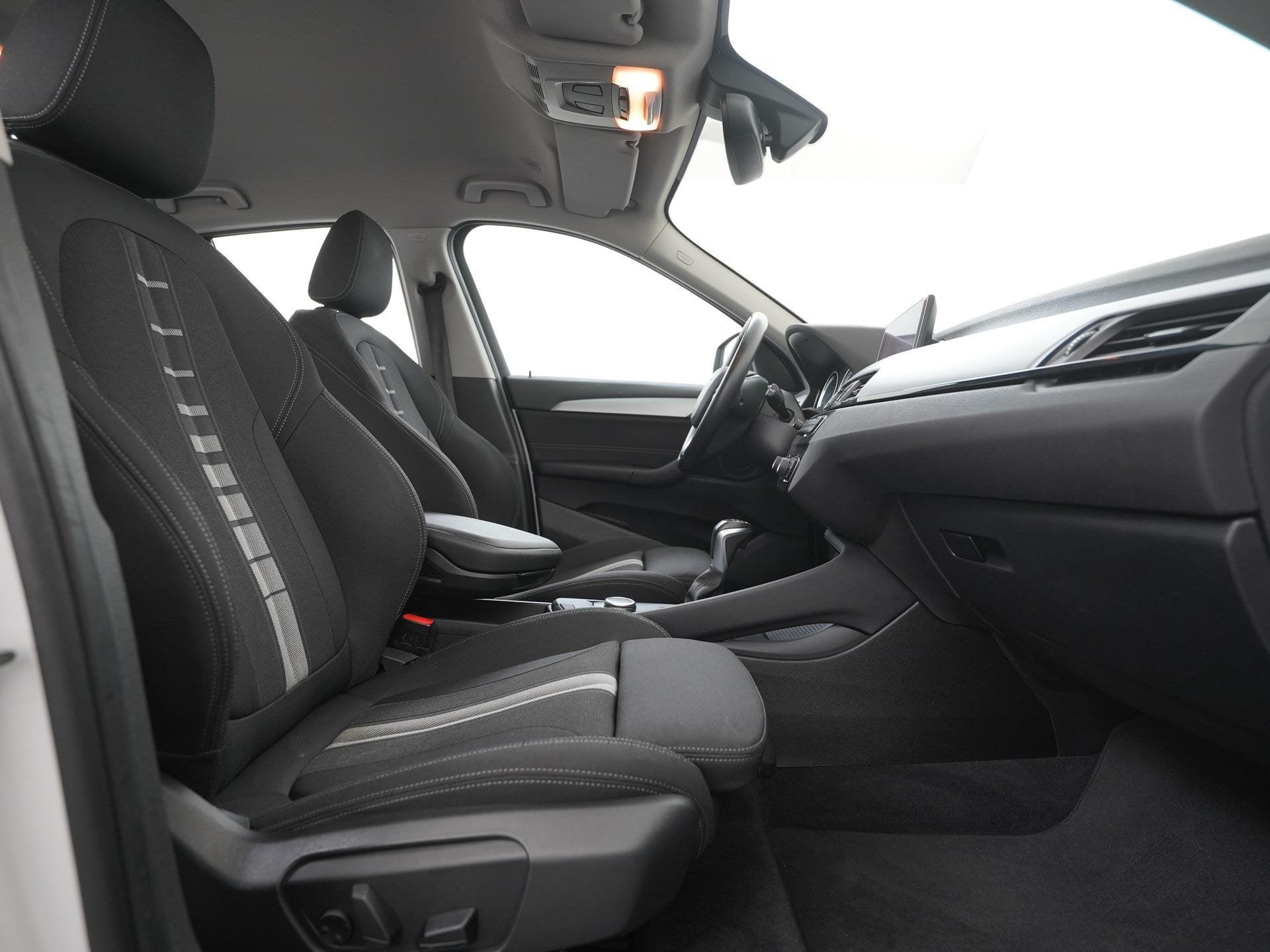BMW X1 xDrive25e Sport Line | Camera | Memory Stoel | Comfor, Auto's, 12 maanden, Stof, Gebruikt, Wit