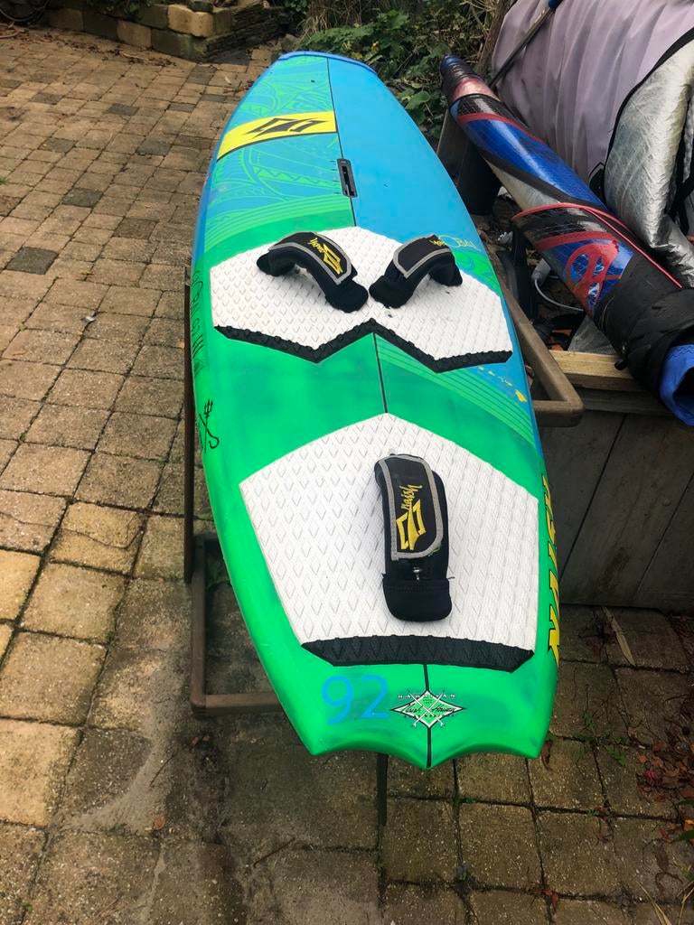 Naish Global 92 Thruster windsurfboard - evt. ruilen, Gebruikt, Minder dan 250 cm, Ophalen of Verzenden, Met vin(nen)