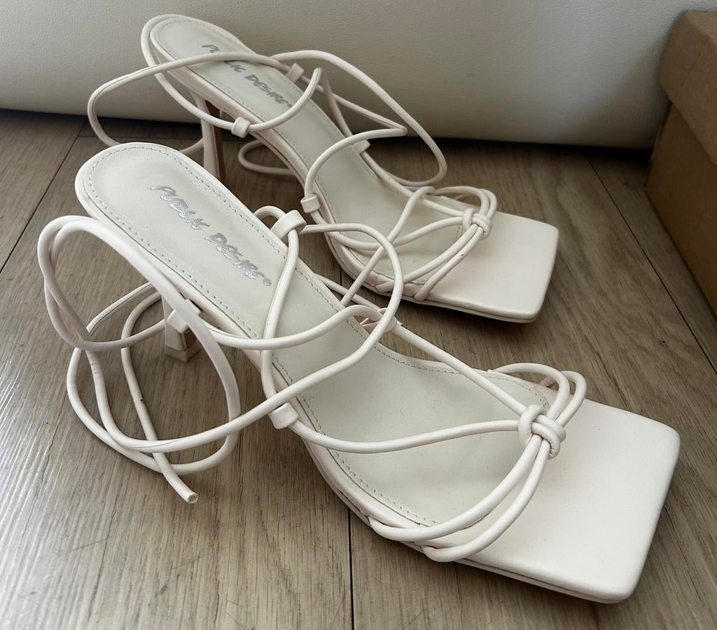 Schoenen , dames ,Naaldhakken , ecru, bandjes om enkel, Wit, Ophalen of Verzenden, Zo goed als nieuw, Schoenen met hoge hakken