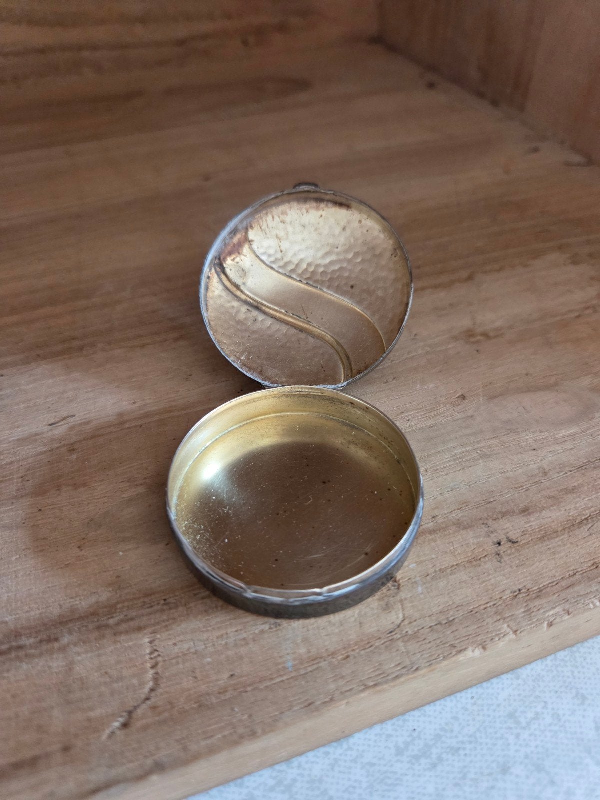 Antiek verzilverd pillendoosje met gehamerd design, Ophalen of Verzenden