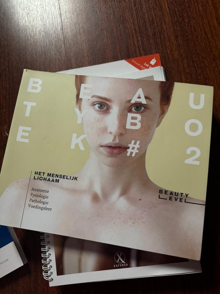 Schoonheidsspecialiste opleiding, Ophalen of Verzenden, Romantiek, Zo goed als nieuw
