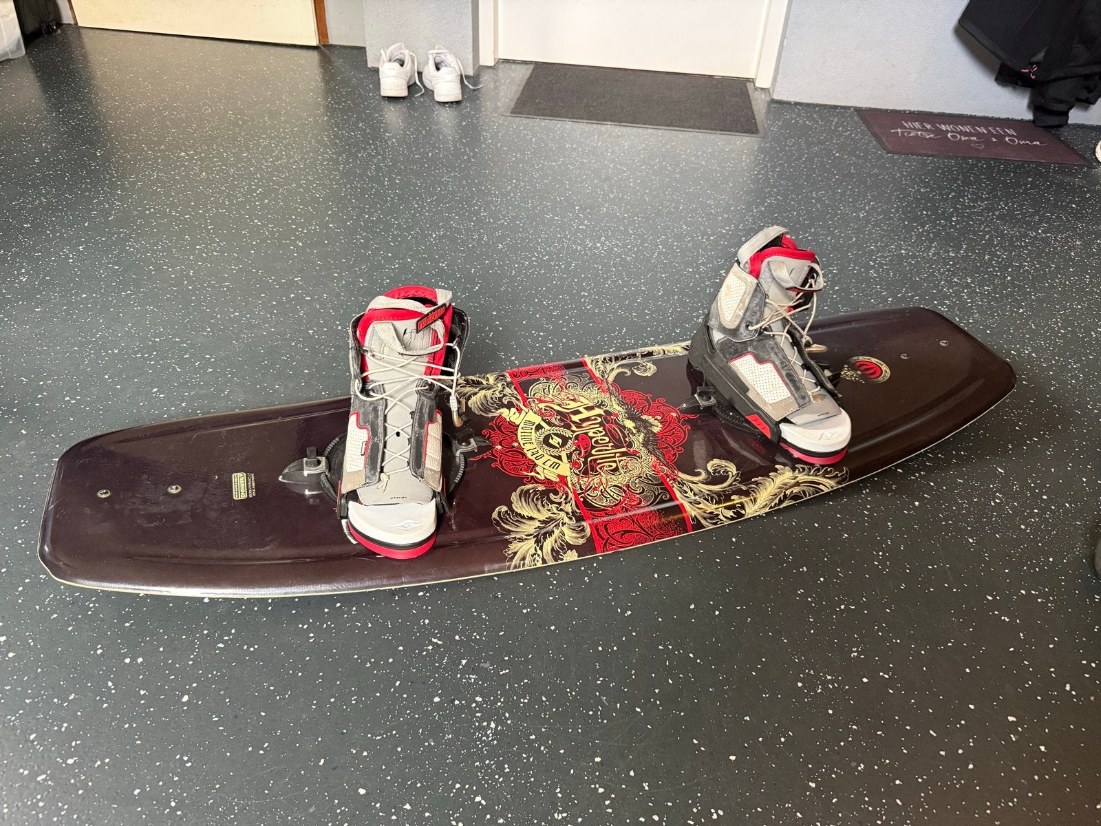 Wakeboard Hyperlite 140 cm compleet met bindingen, Watersport en Boten, Wakeboarden, Ophalen, Gebruikt, Board en Schoenen