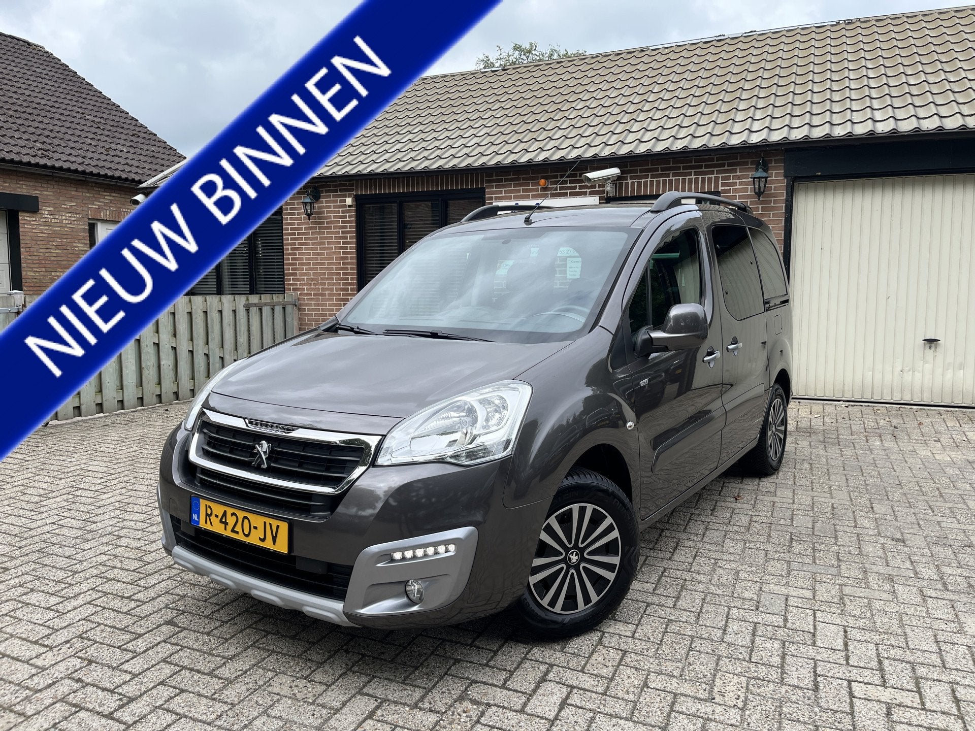 Peugeot Partner Tepee 1.2 PureTech Style 2x Schuifdeur Trekh, Auto's, Peugeot, Voorwielaandrijving, LED verlichting, Stof, Gebruikt