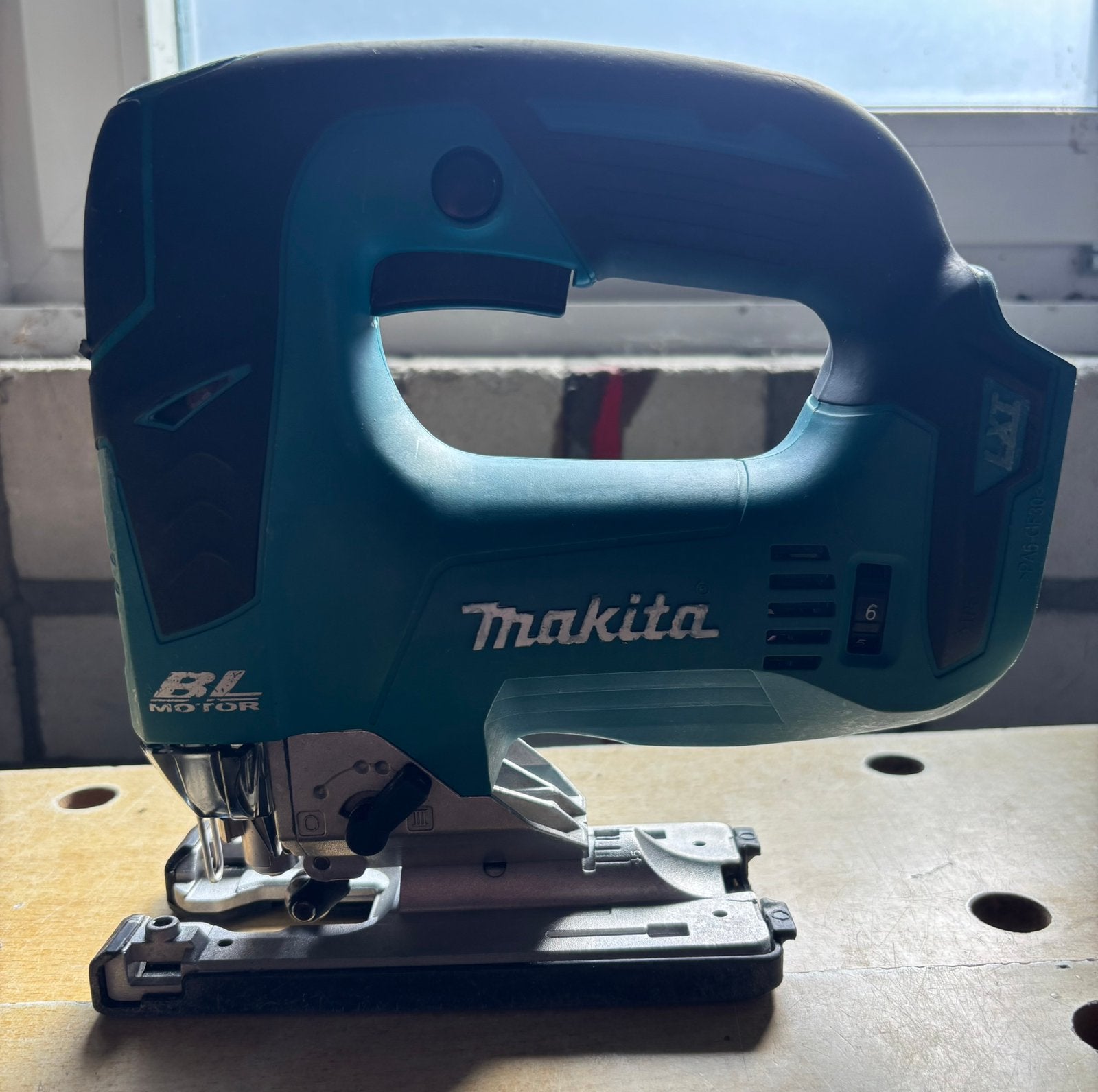 Makita DJV182Z 18V Li-Ion Accu decoupeerzaag koolborstelloos, Decoupeerzaag, Ophalen of Verzenden, Zo goed als nieuw, 30 tot 70 mm