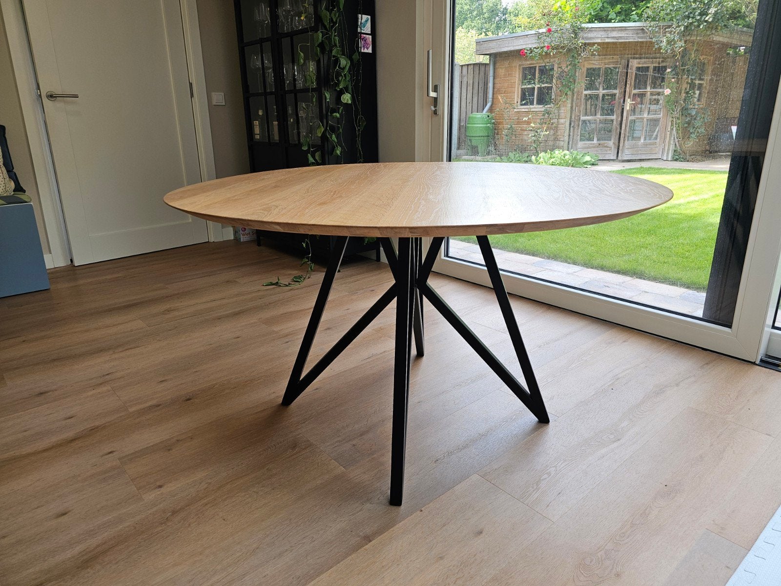 Studio HENK Butterfly Quadpod eettafel Ø130 cm eiken