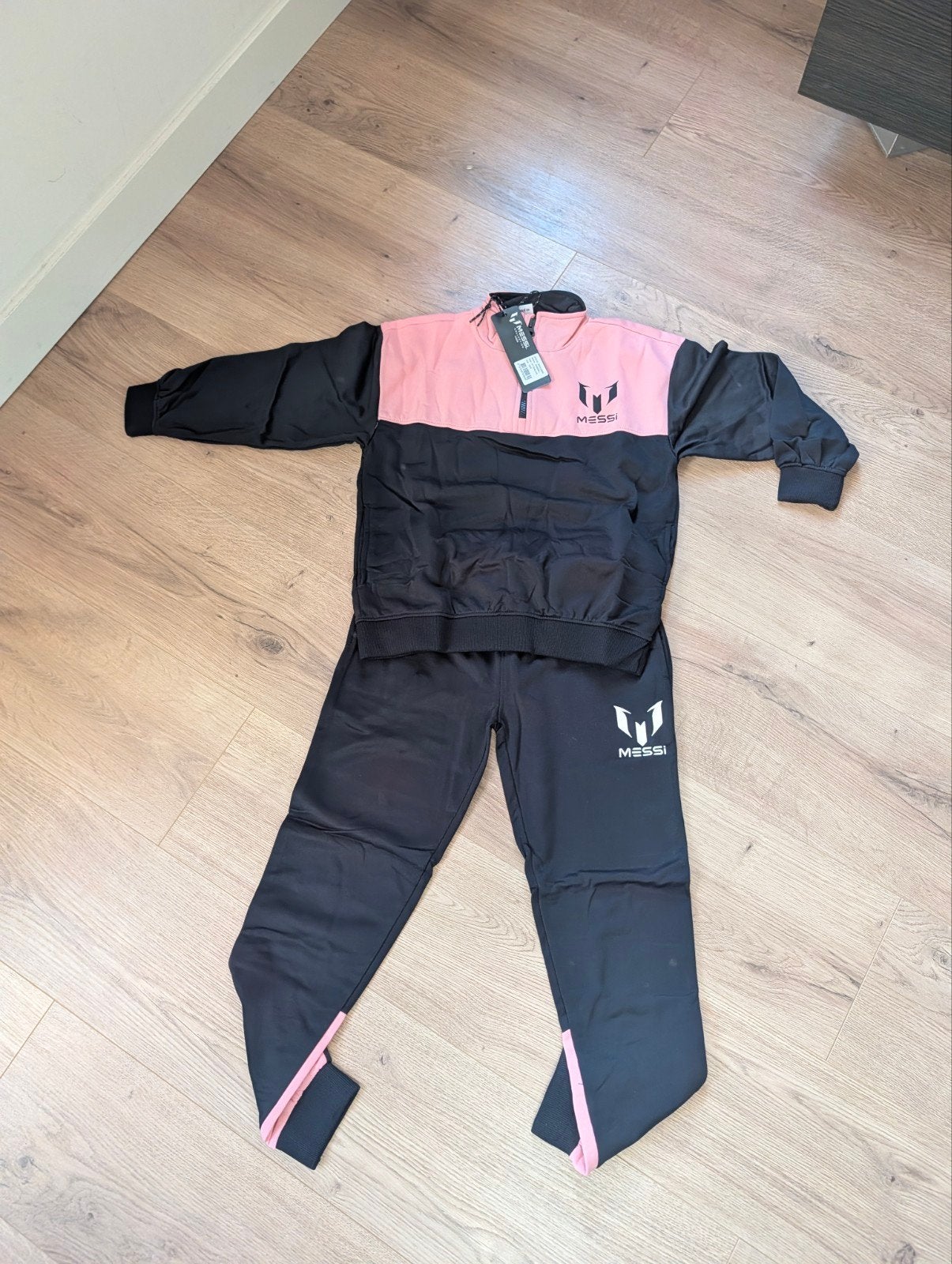 Messi Trainingspak joggingspak Maat 140 - Nieuw met kaartjes, Jongen of Meisje, Messi, Nieuw, Ophalen of Verzenden