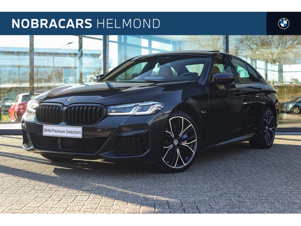 BMW 5 Serie 545e xDrive M Sport Automaat / Sportstoelen / Ac, Auto's, BMW, Gebruikt, Zwart, Bedrijf, Elektrische stoelverstelling