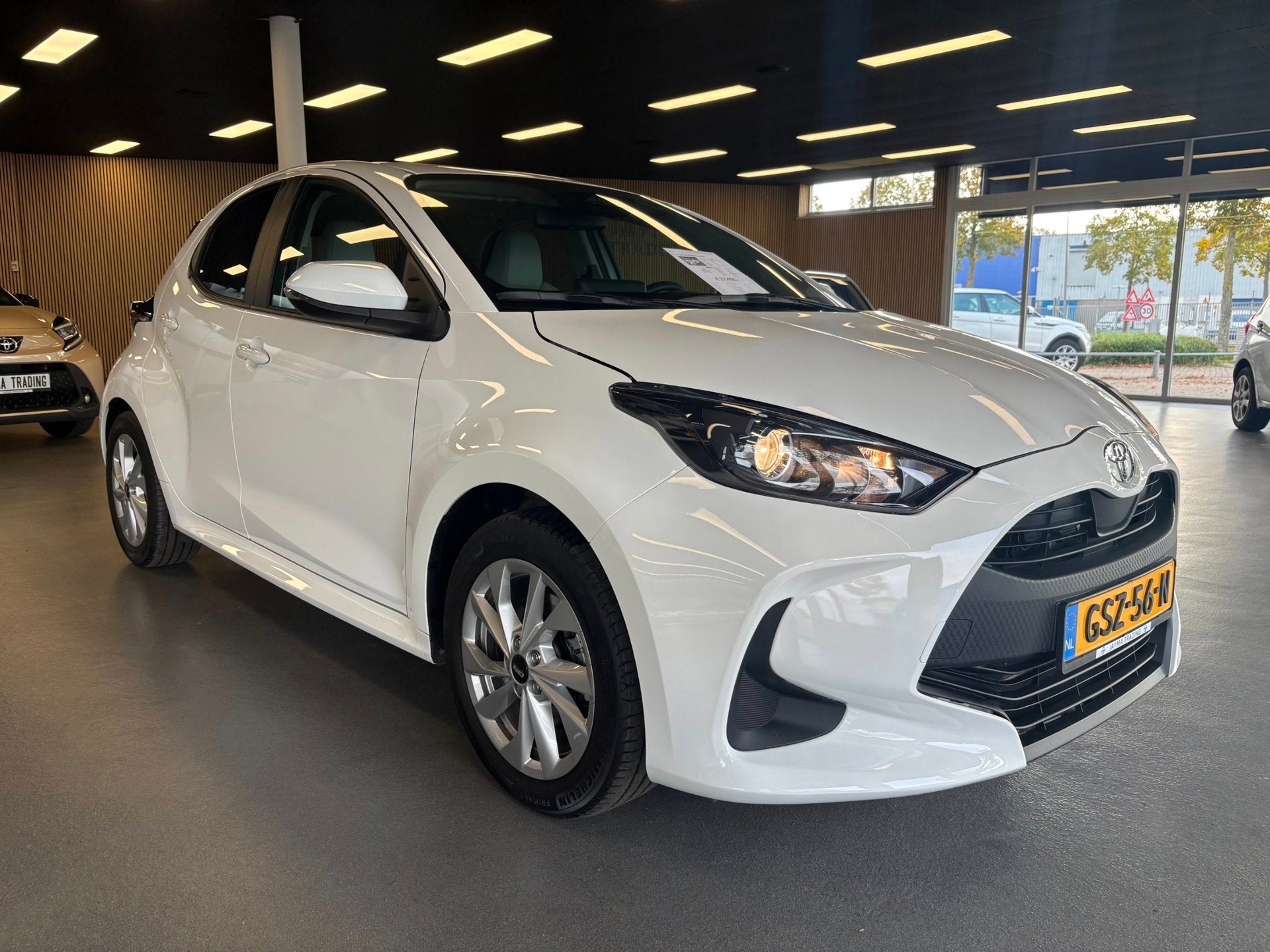 Toyota Yaris 1.5 Hybrid 115 Comfort, Auto's, Dealer onderhouden, 450 kg, Gebruikt, Euro 6