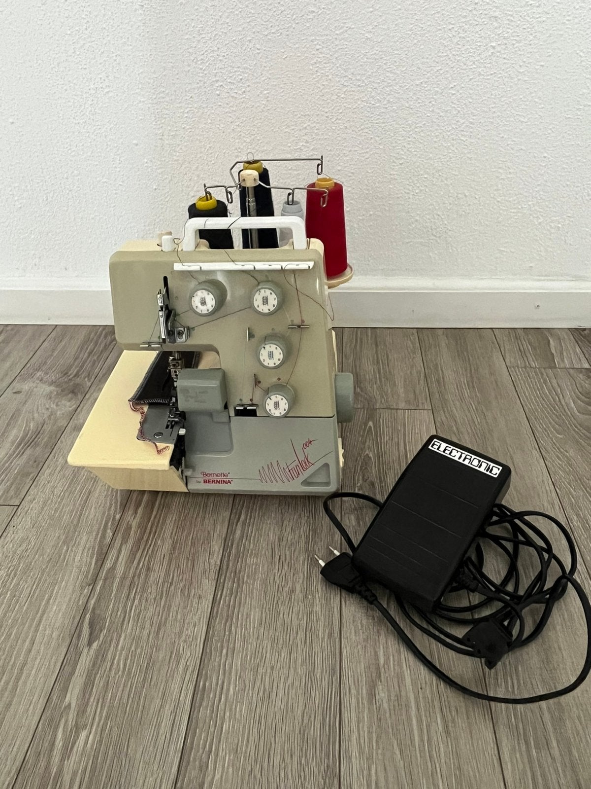 Bernina Bernette 004 Lockmachine, Hobby en Vrije tijd, Naaimachines en Toebehoren, Ophalen, Zo goed als nieuw, Lockmachine, Bernina