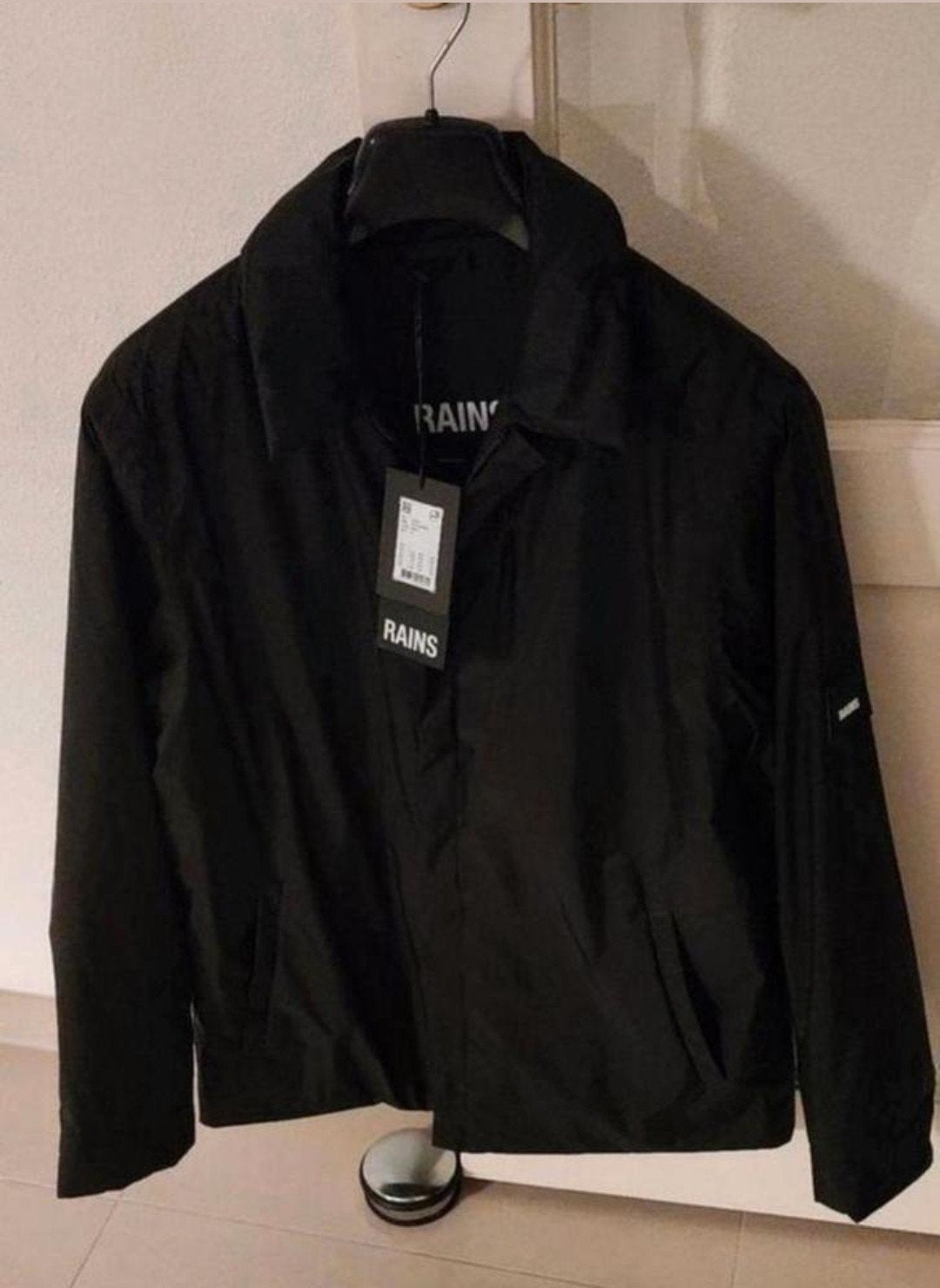 Nieuwe zwarte herenjas van het merk Rains maat M, Maat 48/50 (M), Zwart, Nieuw, Ophalen of Verzenden