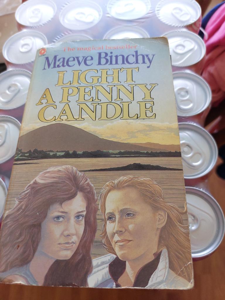 Maeve Binchy Light a penny candle, Ophalen of Verzenden, Gelezen