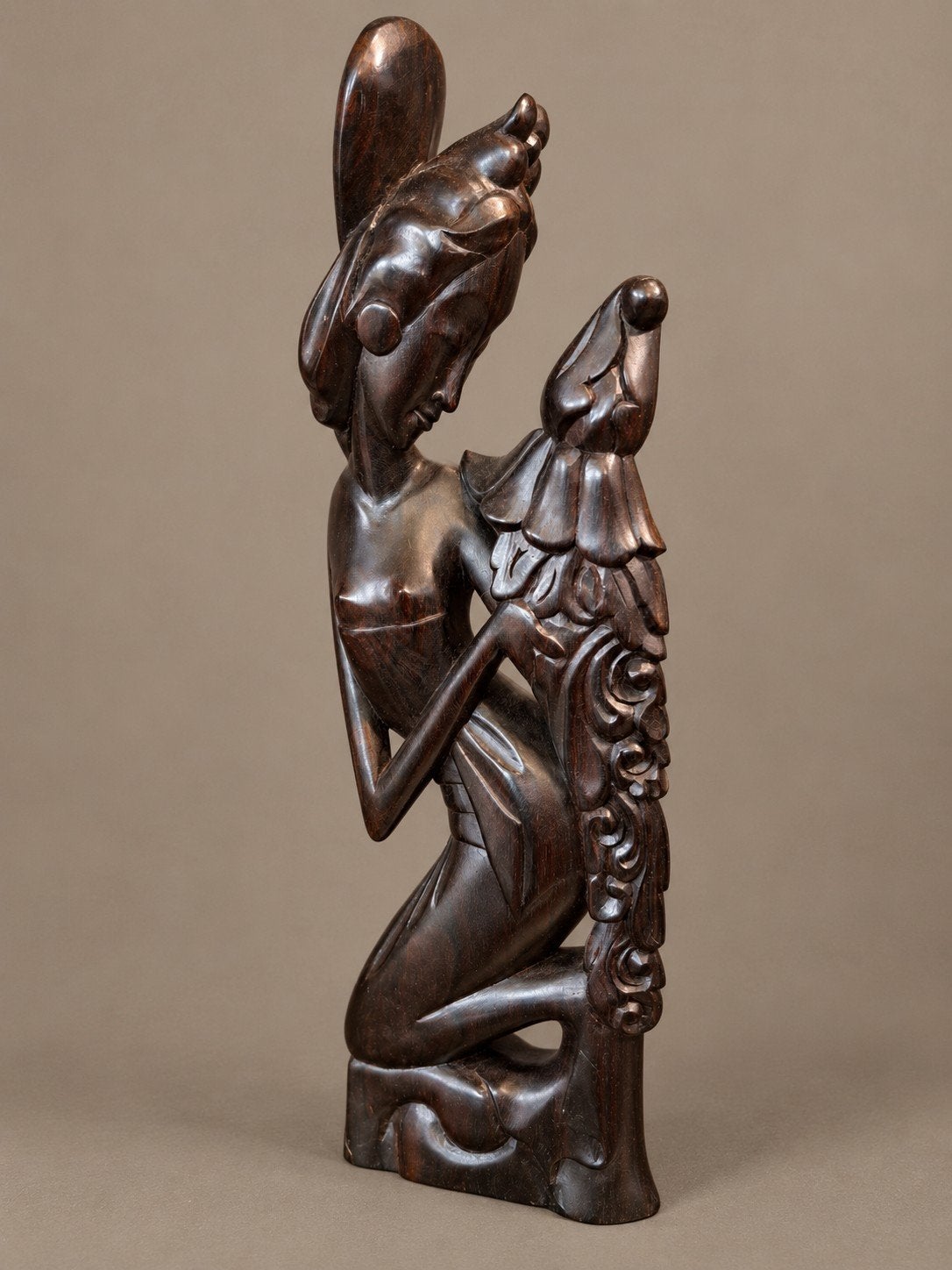 Balinees houtsnijwerk Art Deco dame met offerstuk, 30cm, Antiek en Kunst, Ophalen of Verzenden
