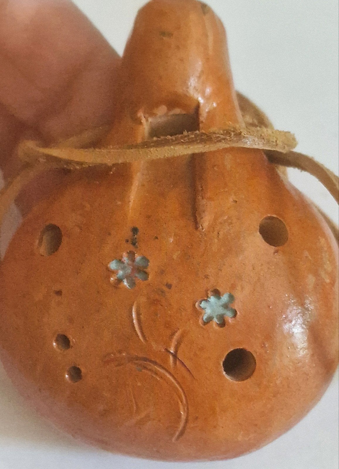 "Handgemaakte aardewerken ocarina/fluitje met leren koord, Antiek en Kunst, Ophalen of Verzenden