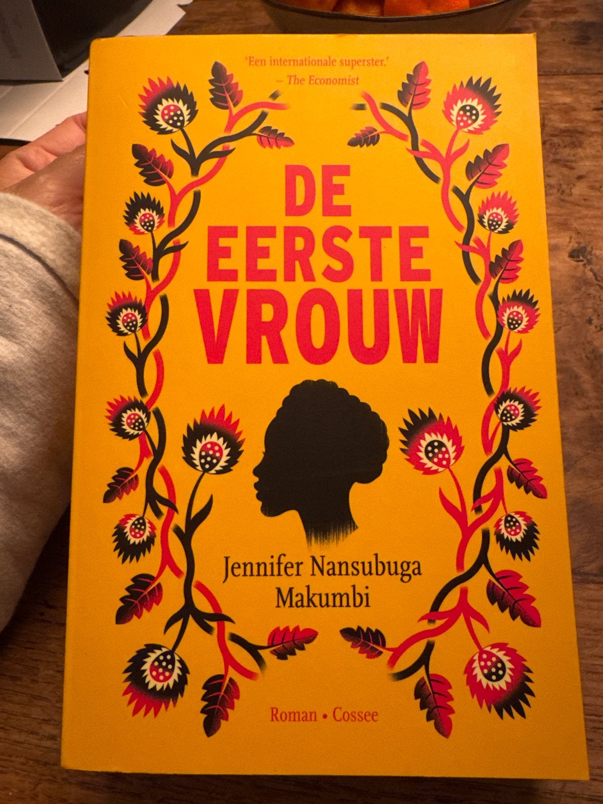 De Eerste Vrouw - Jennifer Nansubuga Makumbi (Roman), Ophalen of Verzenden, Zo goed als nieuw, Nederland
